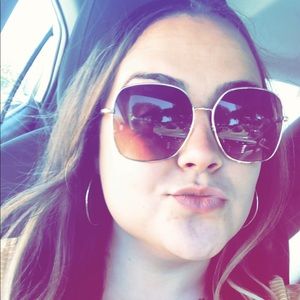 Meet your Posher, Alesha